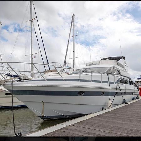 Отель Beautiful And Magnific Yacht Лиссабон Экстерьер фото