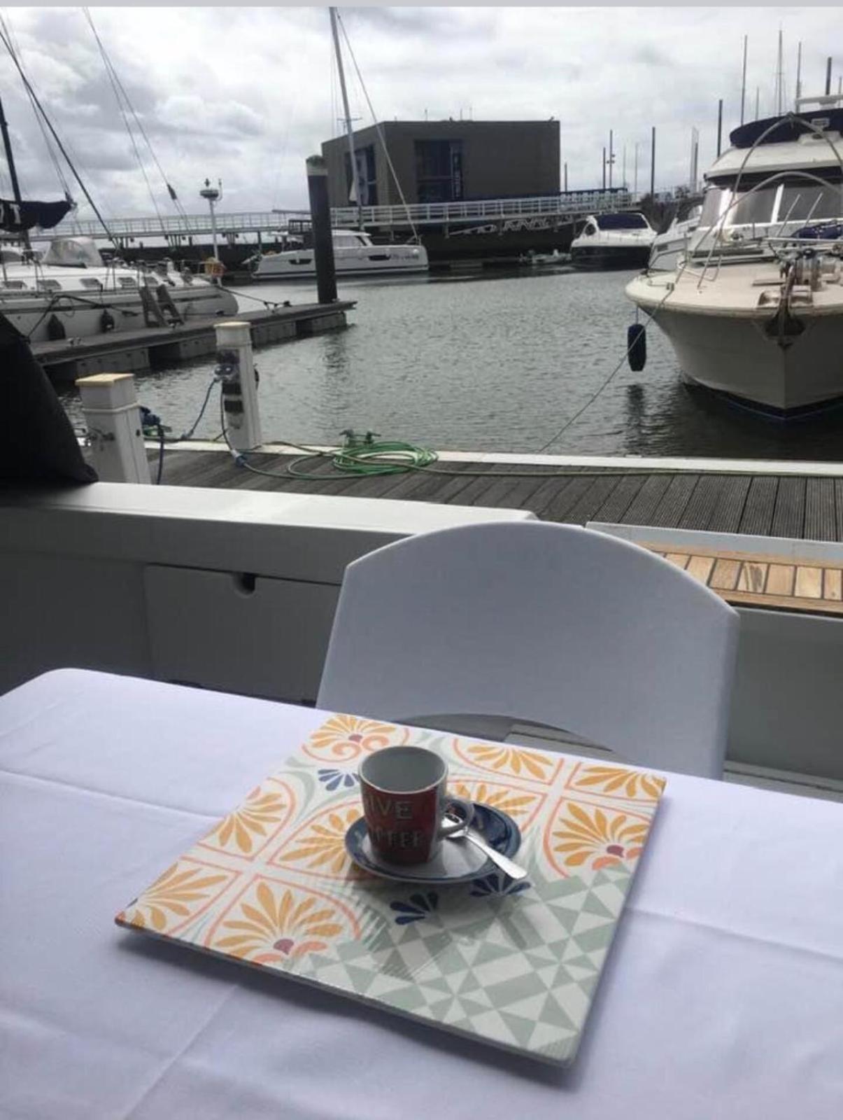 Отель Beautiful And Magnific Yacht Лиссабон Экстерьер фото
