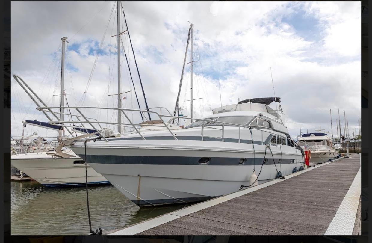 Отель Beautiful And Magnific Yacht Лиссабон Экстерьер фото