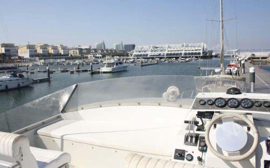 Отель Beautiful And Magnific Yacht Лиссабон Экстерьер фото