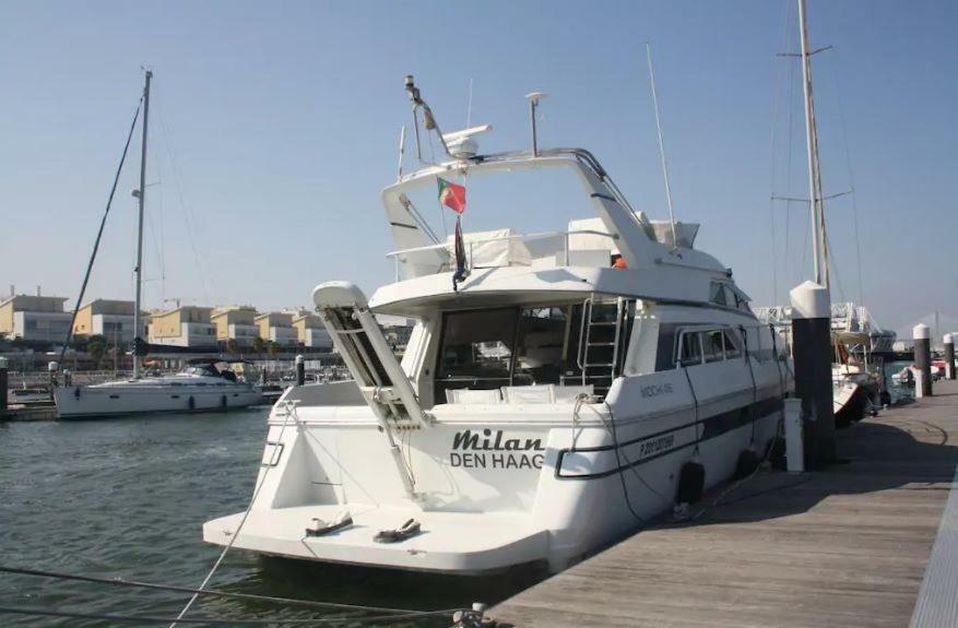 Отель Beautiful And Magnific Yacht Лиссабон Экстерьер фото
