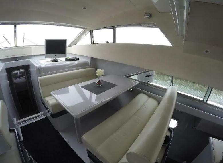 Отель Beautiful And Magnific Yacht Лиссабон Экстерьер фото