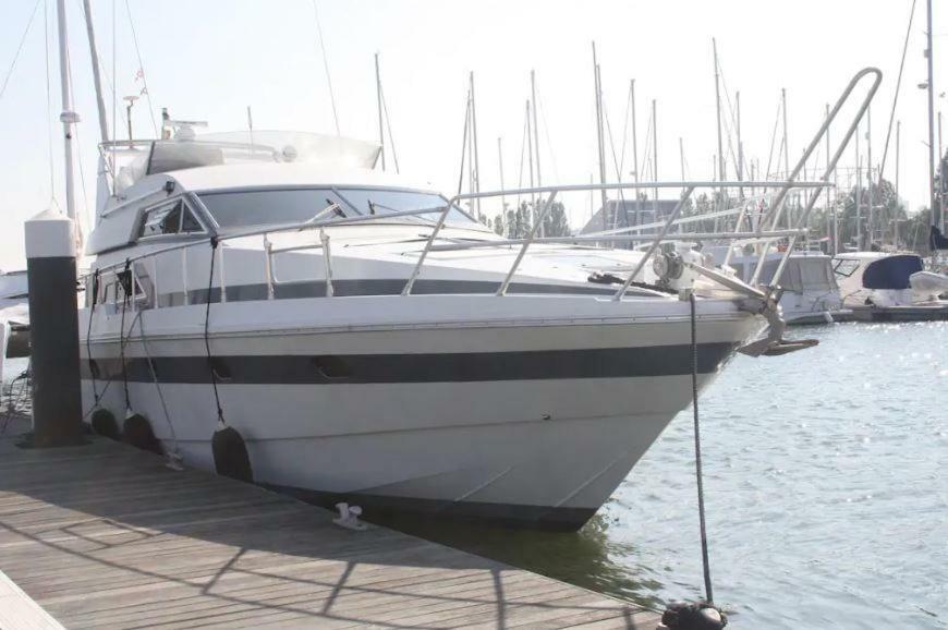 Отель Beautiful And Magnific Yacht Лиссабон Экстерьер фото