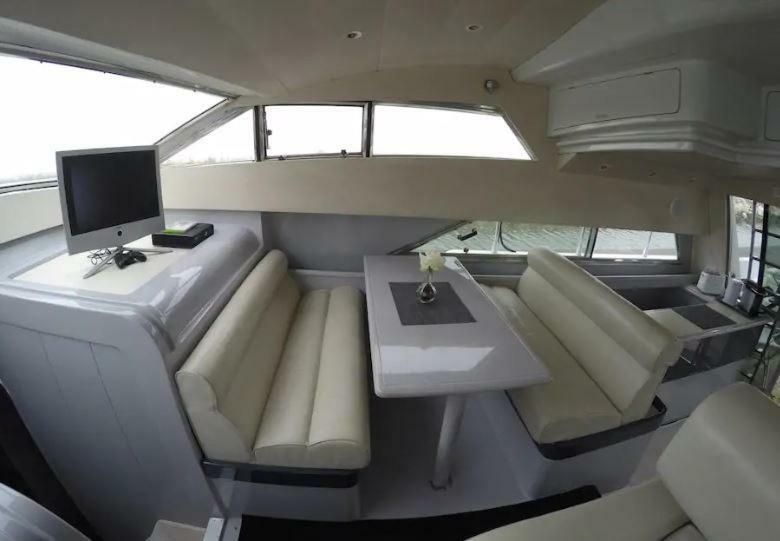 Отель Beautiful And Magnific Yacht Лиссабон Экстерьер фото