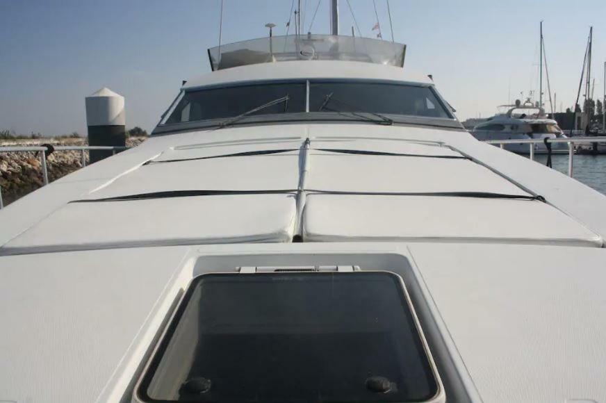 Отель Beautiful And Magnific Yacht Лиссабон Экстерьер фото